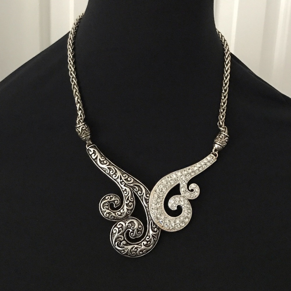 Elegant Silver Swirl Necklace